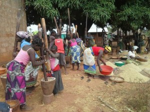 wpid2189-WOMAN-POUNDING-CORN-BLOG-2014-08-16.jpg